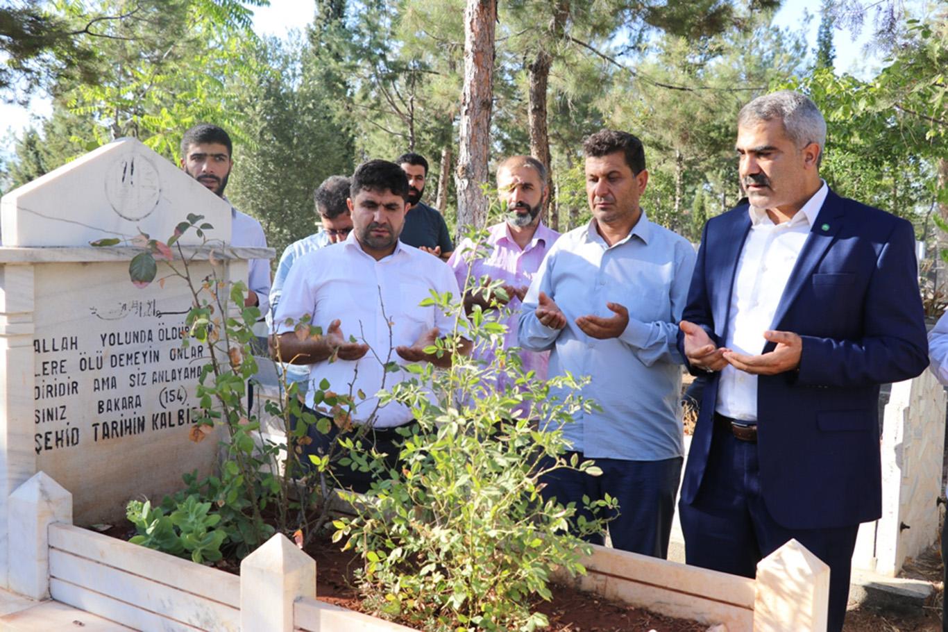 HÜDA PAR Şehit Mustafa Çoban’ın kabrini ziyaret etti HÜDA PAR Şehit Mustafa Çoban’ın kabrini ziyaret etti
